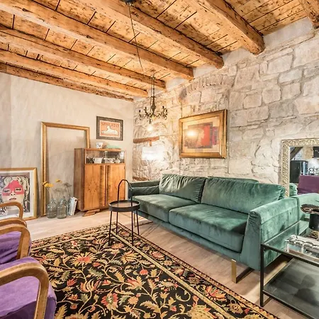 Διαμέρισμα Livo Disno 12 *